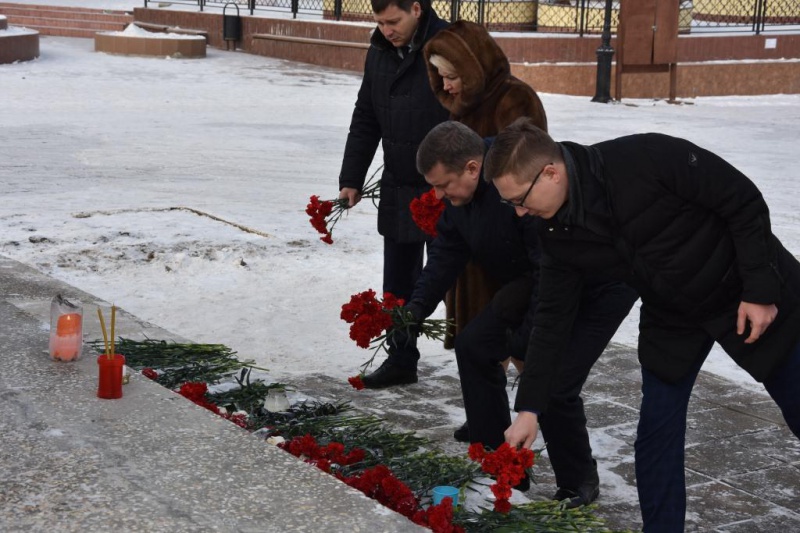 Евгений Арапов и Ольга Березнева почтили память погибших в авиакатастрофе АН-148